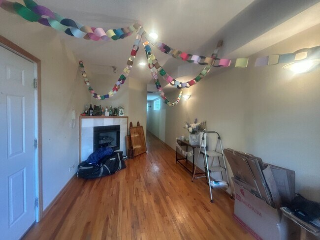 Building Photo - Top Floor Duplex Up, 3bd/2bth with Two Large Private Decks, Avail 8/1