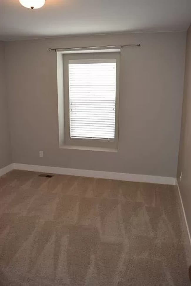 Building Photo - Spacious 3 Bedroom 2.5 Bathroom Home in Me...