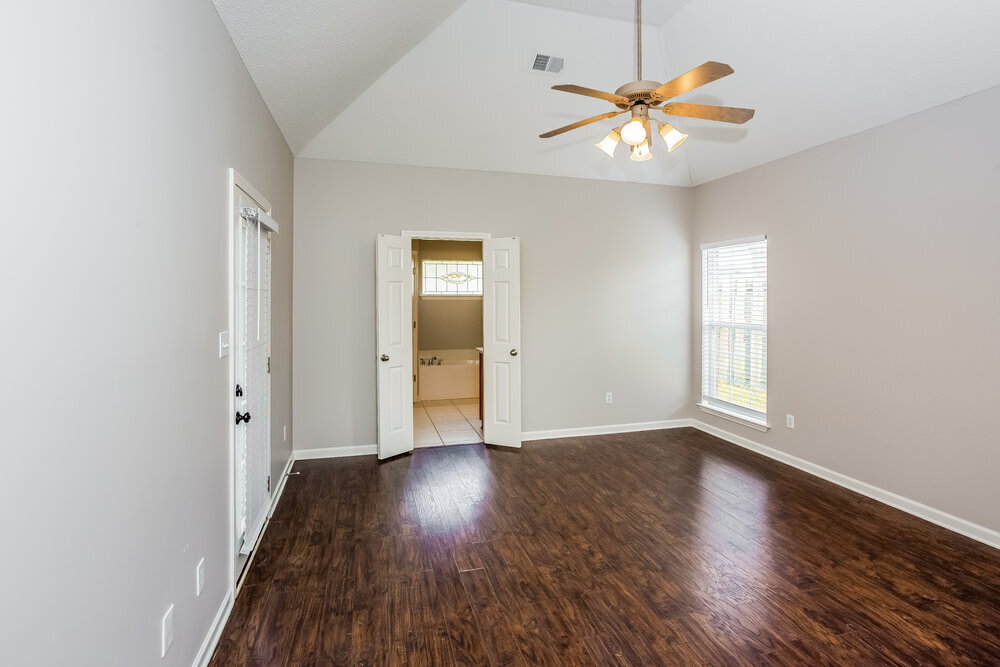 Building Photo - 610 Classic Dr N