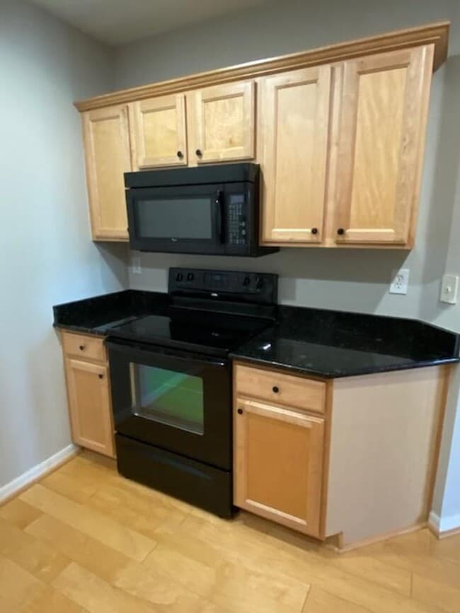 Building Photo - 3 Bedroom 2 Bathroom top floor condo at the Terraces of East Village.