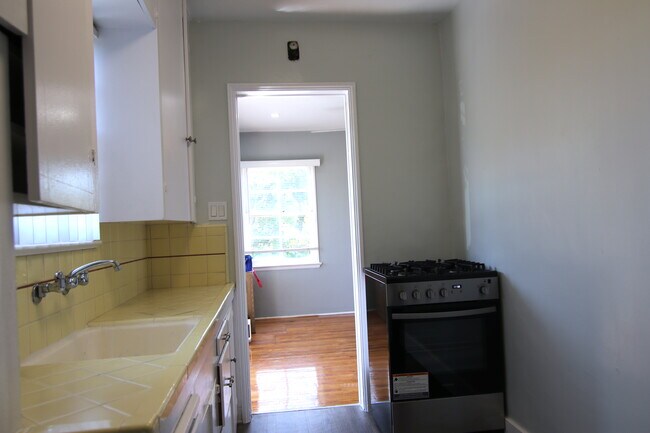 Building Photo - 1723 E Erie St