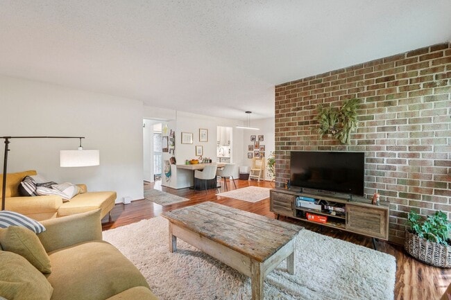 Building Photo - Top-floor condo located in the charming La...