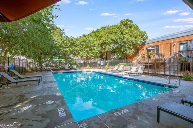 Building Photo - 174 Chester Ave SE