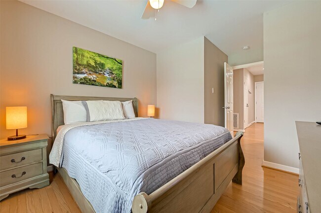 Building Photo - 5330 Hialeah Dr