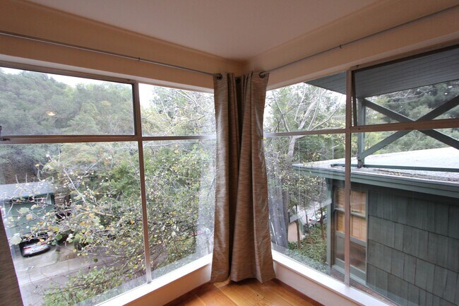 Building Photo - Contemporary North Berkeley 2 Bedroom Condominium