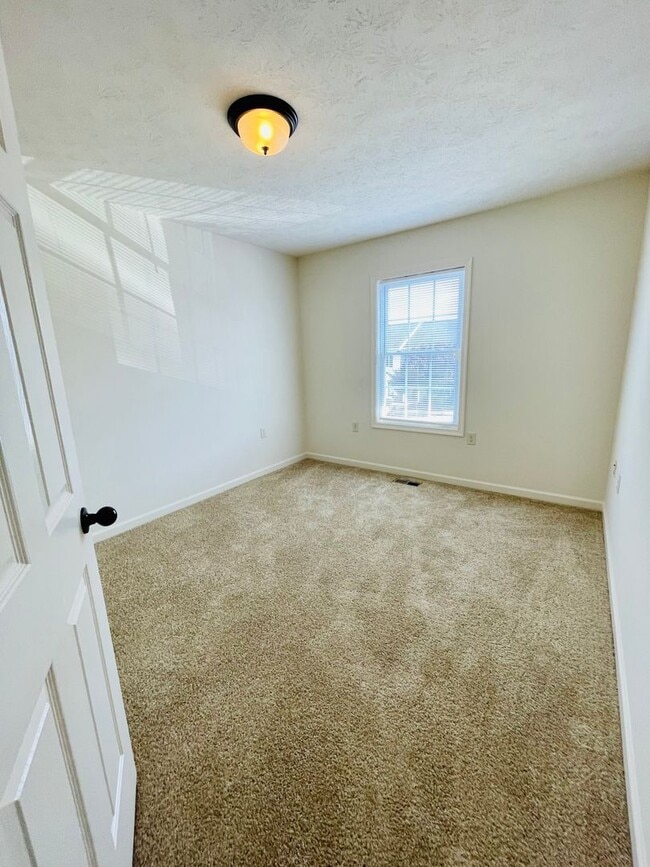 Building Photo - 3 Bedroom, 2.5 Bath Townhouse in Wellington Park