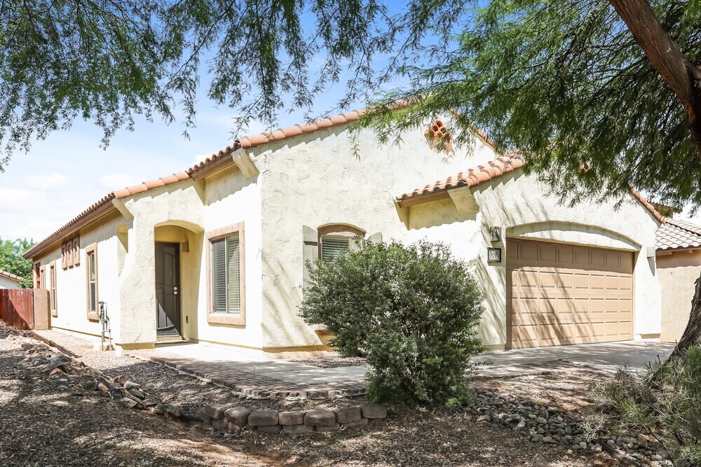 Building Photo - 526 W Calle Sombra Linda