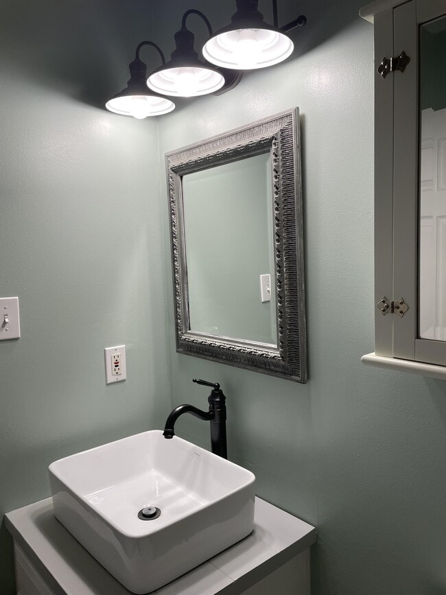 Building Photo - 512 Lejeune Dr