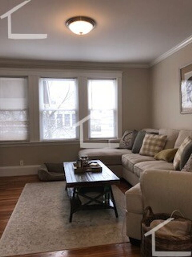 Building Photo - Spacious 3 bedroom with parking & water in...