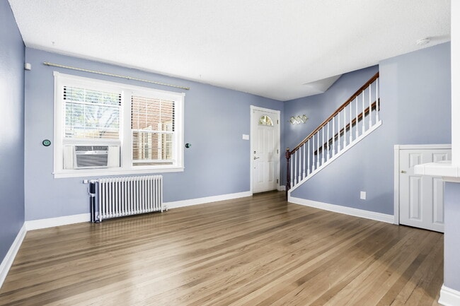 Building Photo - Park Hill townhome with outdoor space and parking