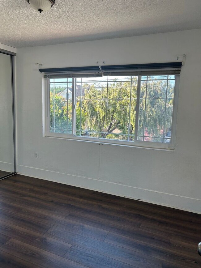 Building Photo - 725 44th St