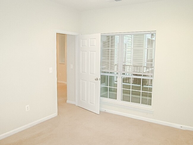 Building Photo - Beautiful 2 Bedroom 2 Bathroom Condo In Mu...