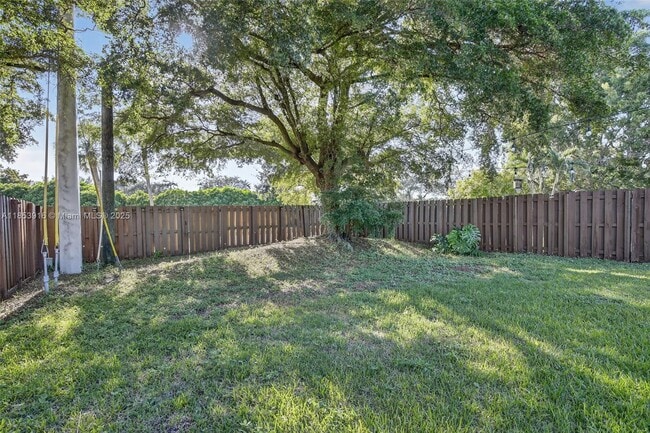 Building Photo - 581 Lakeside Cir