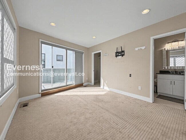 Building Photo - 3 Bed, 3.5 Bath Townhouse with Garage