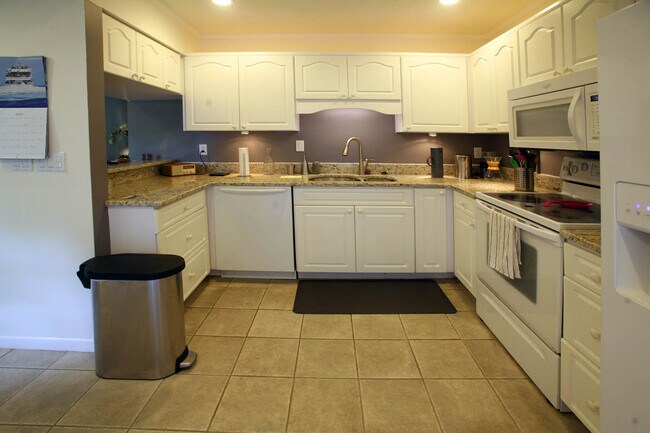 Building Photo - 1636 Brookhouse Dr