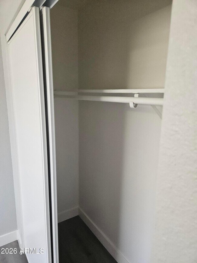 Building Photo - 1325 E Vista Ave