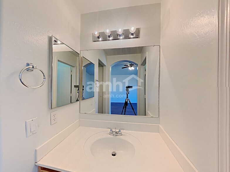 Building Photo - 4324 W Darrow St