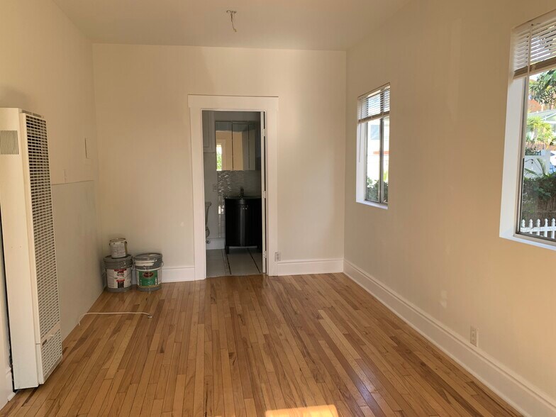 Building Photo - 704 N Clementine St