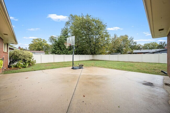 Building Photo - 902 Whitehall Rd