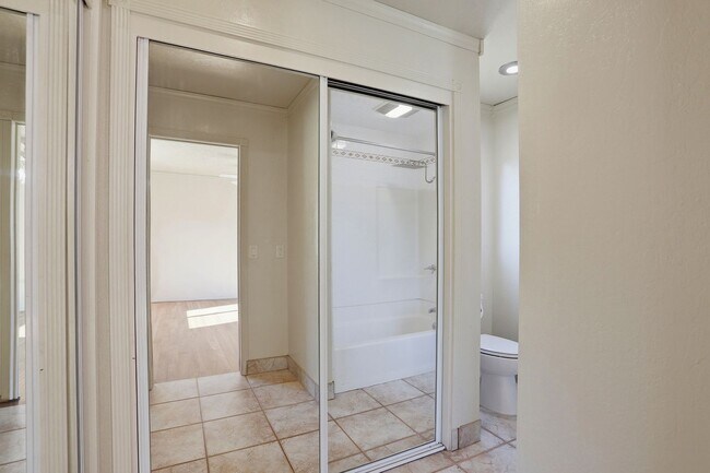 Building Photo - Country property close to town!