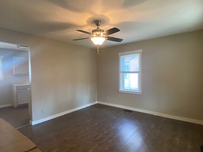 Building Photo - Adorable 2 Bedroom Early August