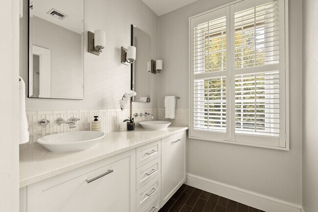 Building Photo - 59 Harbor Ave