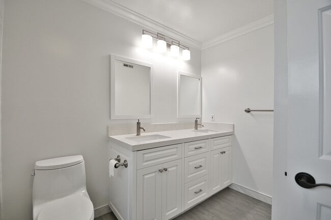 Building Photo - 4 Bed 2.5 Bath Home in Hermosa Beach For L...