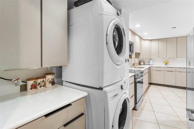 Building Photo - 3000 Holiday Dr