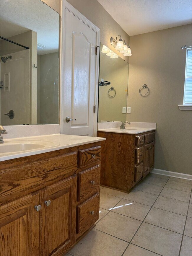 Building Photo - 2413 Versailles Dr