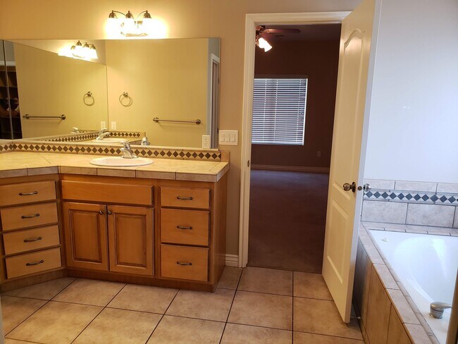 Building Photo - Beautiful 4 bed 2 bath home with 3 car gar...