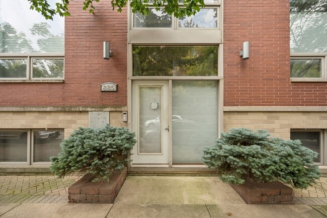 Building Photo - 885 N Hermitage Ave