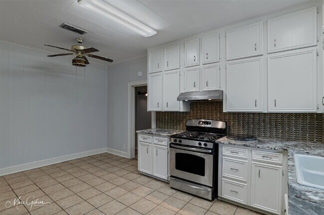 Building Photo - "Charming 3-Bed Oasis with Granite Touches & Hardwood Elegance in Bossier City!"
