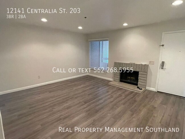 Building Photo - Three Bedroom Two Bath Condo with Parking!