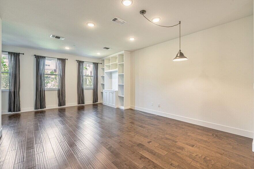 Building Photo - 457 Diller St