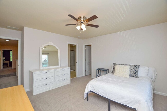Building Photo - "Charming 3-Bedroom Townhouse in Indian La...