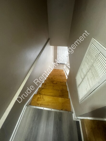Building Photo - 14018 Virginia Dr