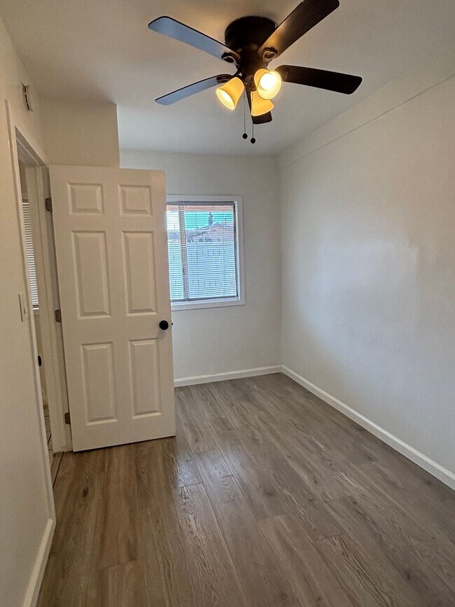 Building Photo - Beautiful 1 Bed Backhouse Available Now!