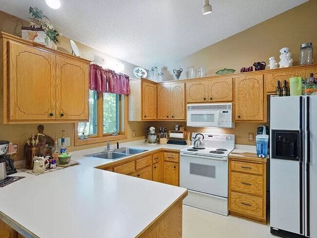 Building Photo - Section 8 Approved, 6 bedroom, 3 Bath Sing...
