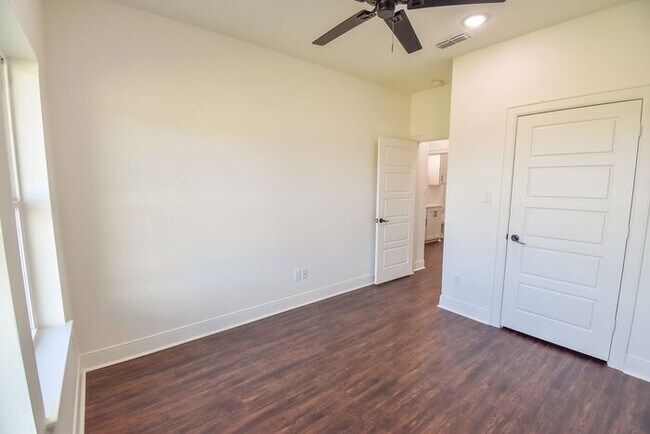 Building Photo - Tour Today! Stunning 4 Bedroom 2 Bath in W...
