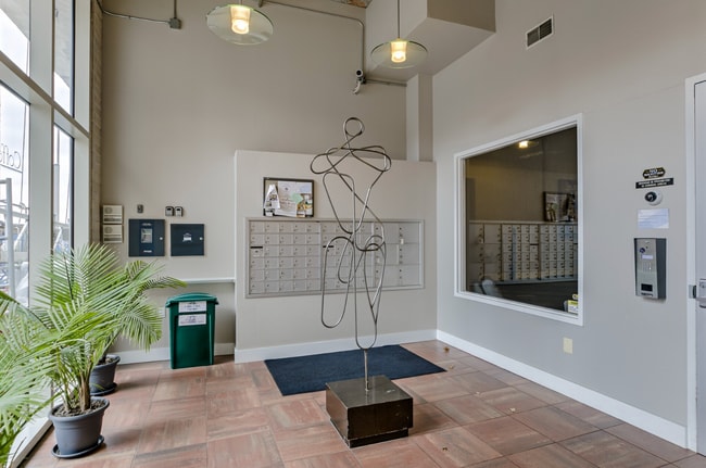 Building Photo - 321 W 7th St