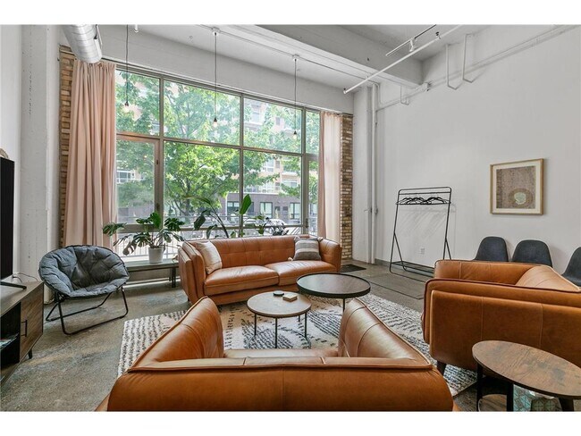 Building Photo - 700 N Washington Ave