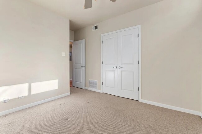 Building Photo - Lovely condo in the heart of Mayfair!