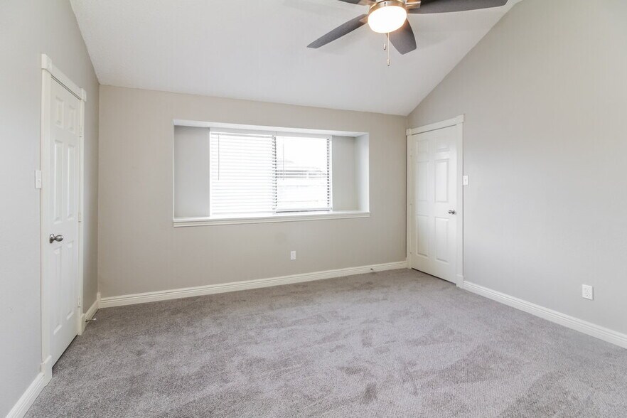 Building Photo - 821 Clement Dr