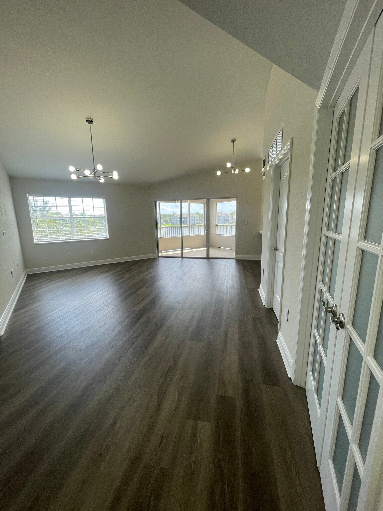 Building Photo - 2850 N Oakland Forest Dr