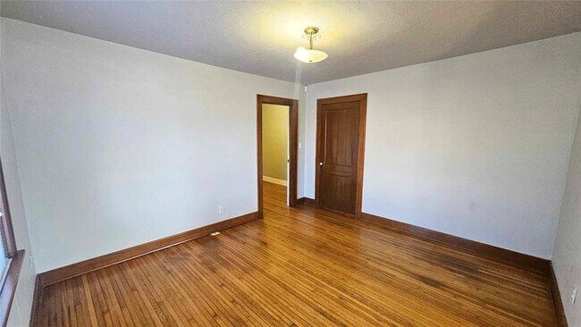 Building Photo - 2429 W Park Pl