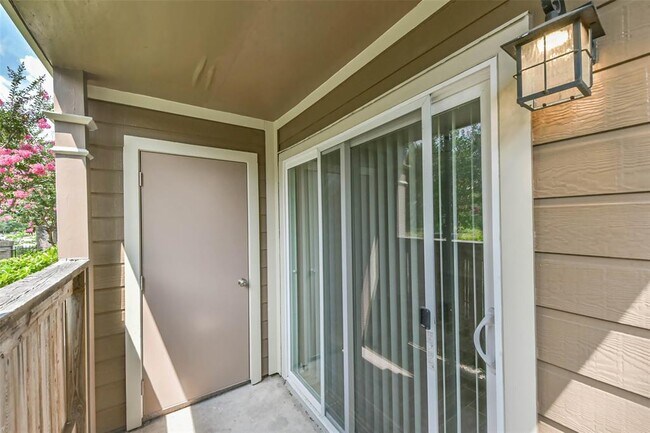 Building Photo - 1860 White Oak Dr