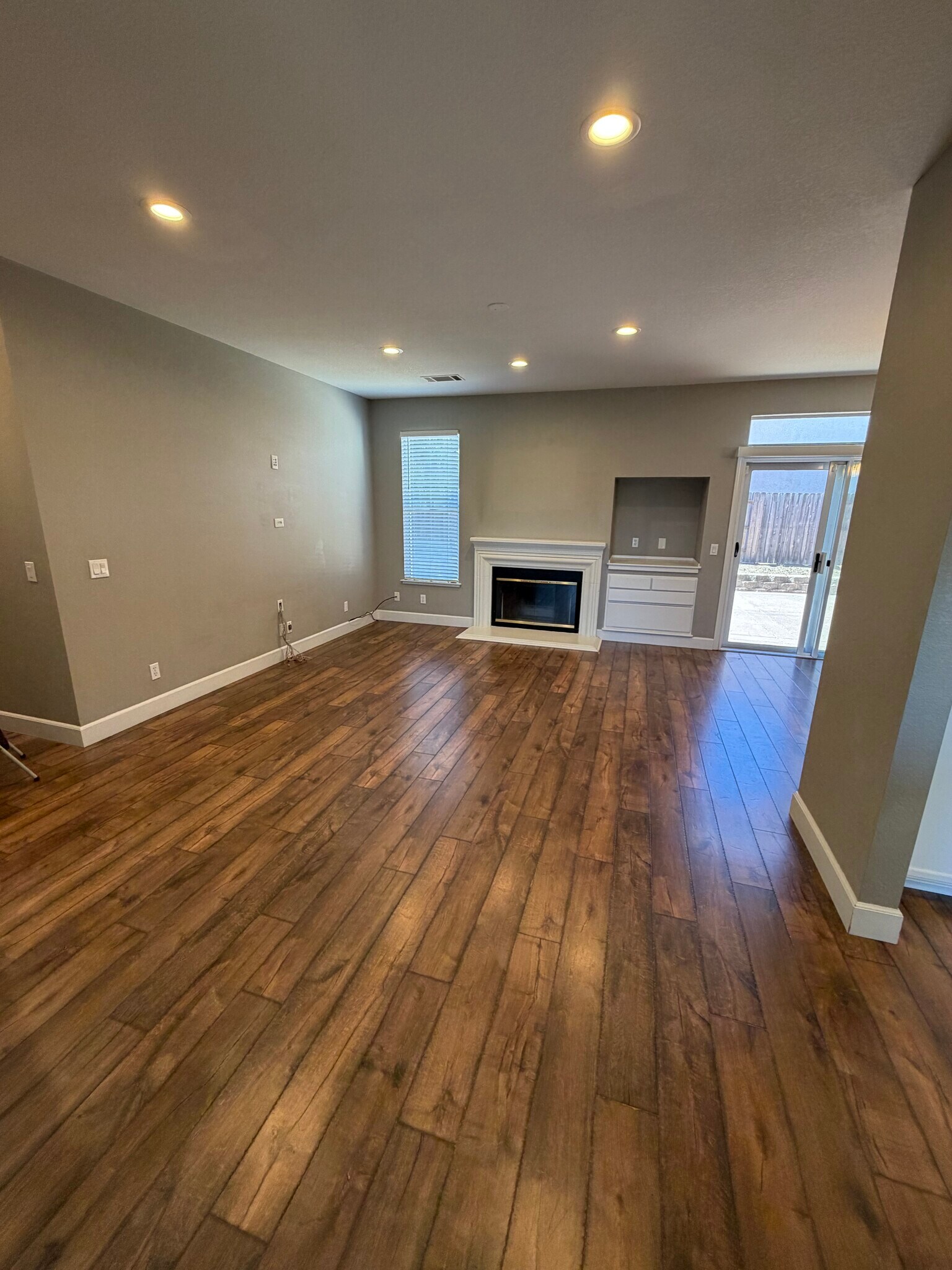 Building Photo - 1605 Paseo Flores Dr