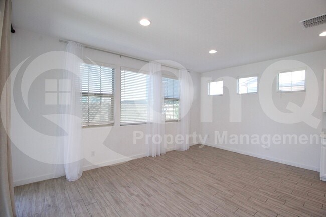 Building Photo - 2438 E Warbler Rd
