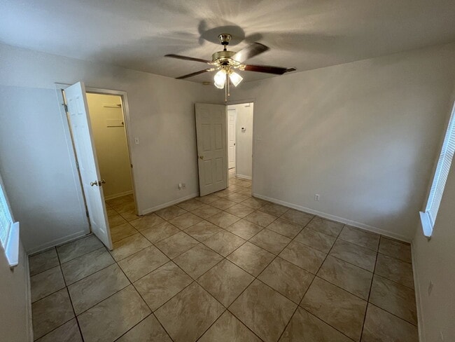 Building Photo - 2 Bed/1 Bath in Pleasanton, TX
