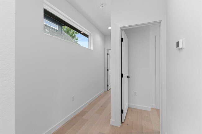 Building Photo - 5305 Ledesma Rd